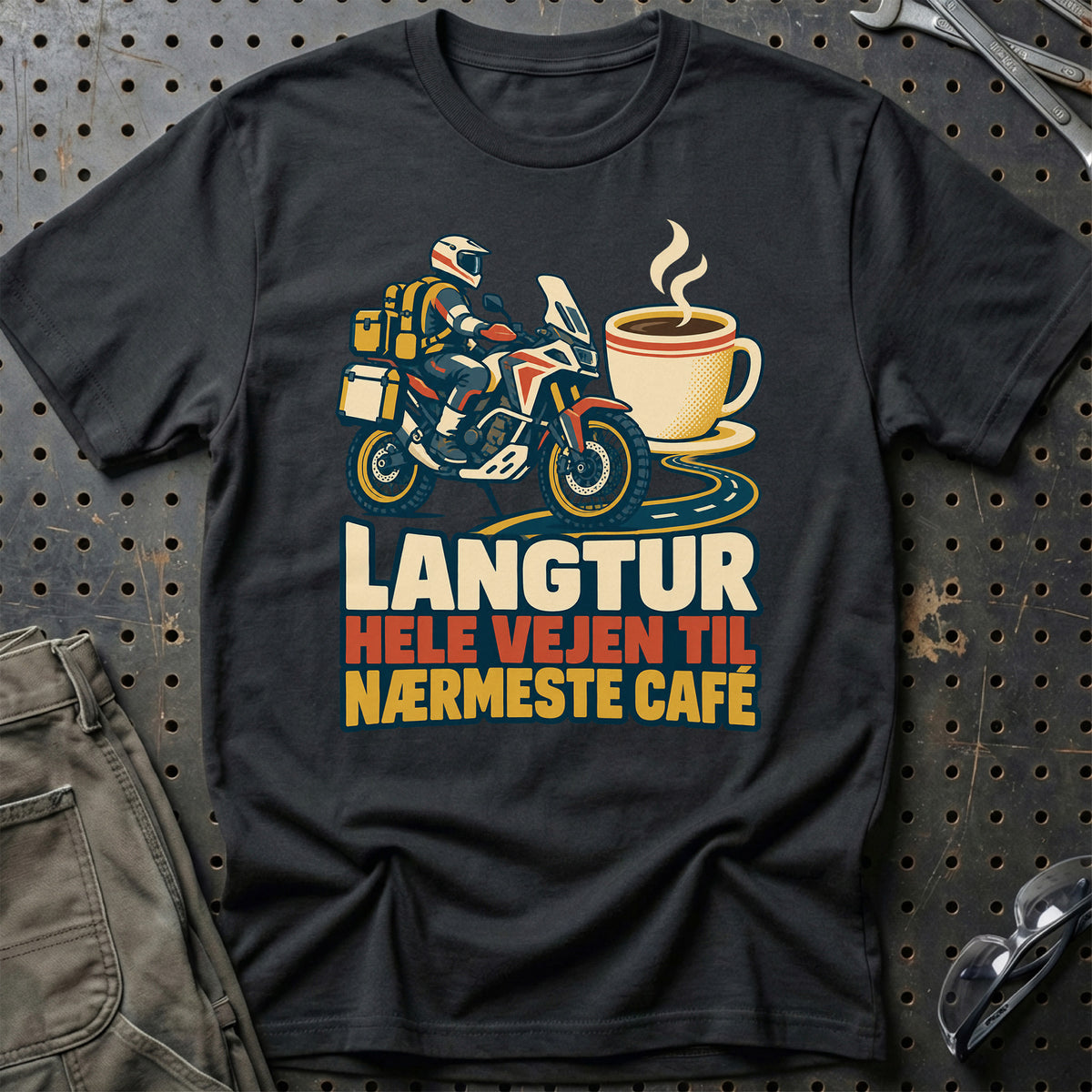 
Langtur hele vejen til nærmeste café – Retro – Unisex T-Shirt – Sort