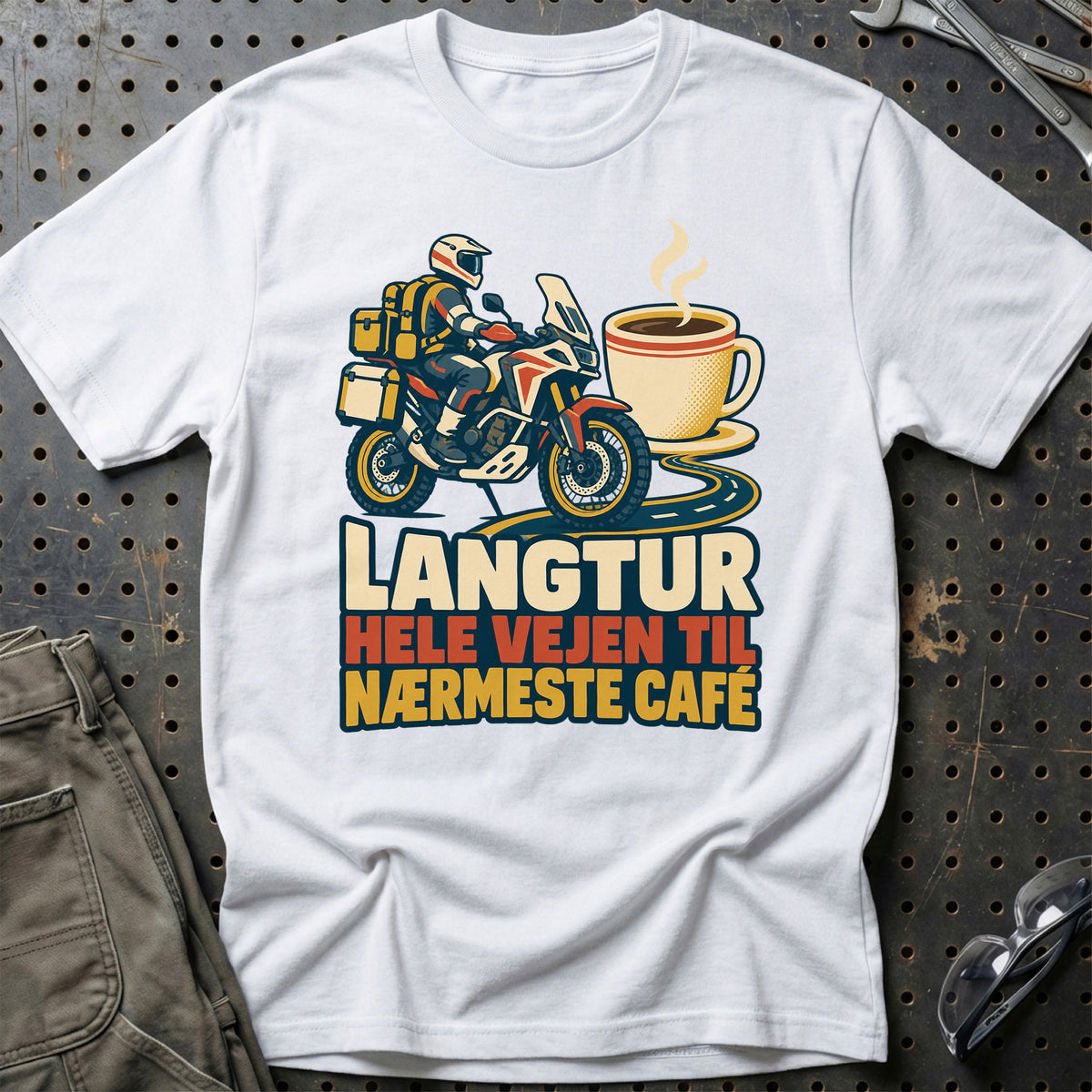 
Langtur hele vejen til nærmeste café – Retro – Unisex T-Shirt – Hvid