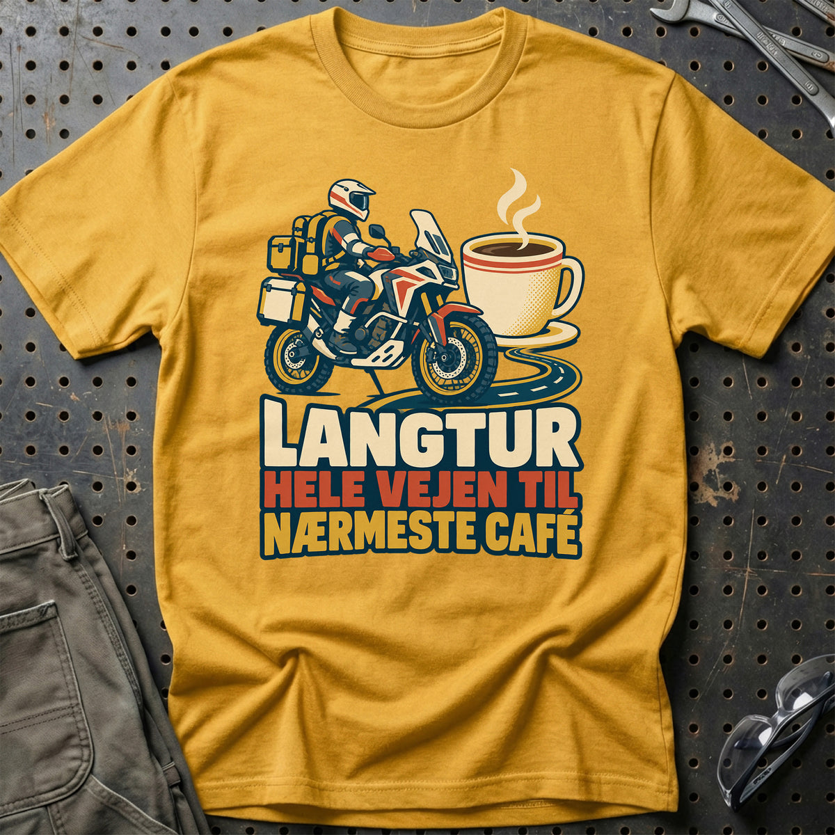 
Langtur hele vejen til nærmeste café – Retro – Unisex T-Shirt – Guld