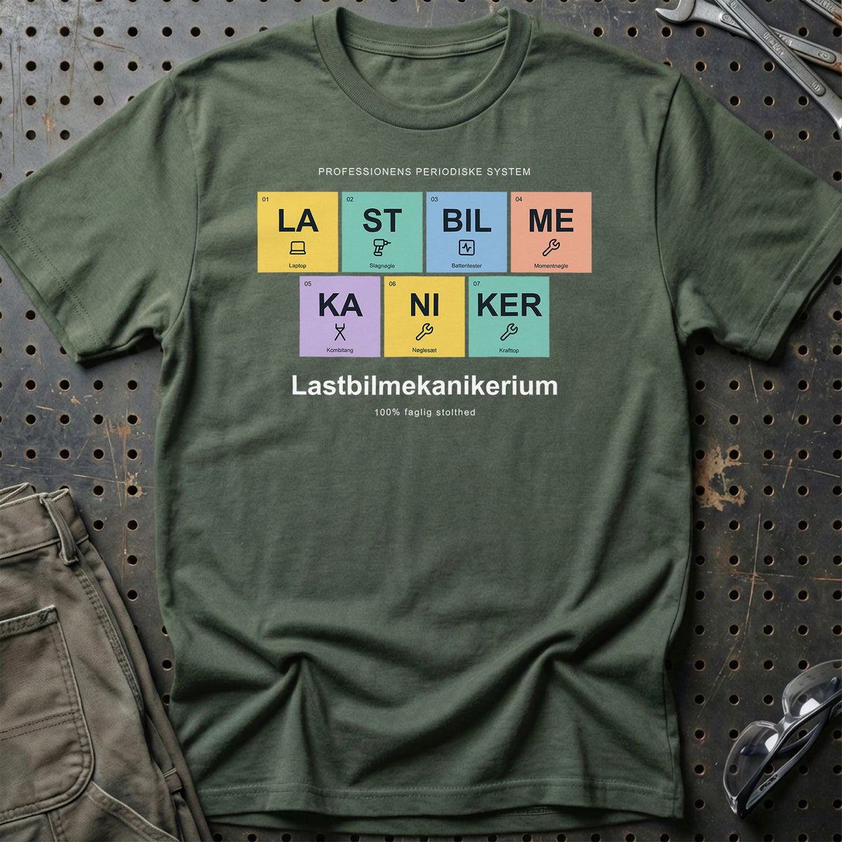 
Lastbilmekaniker – Lastbilmekanikerium – Unisex T-Shirt med tryk foran, farve: Grøn Militær