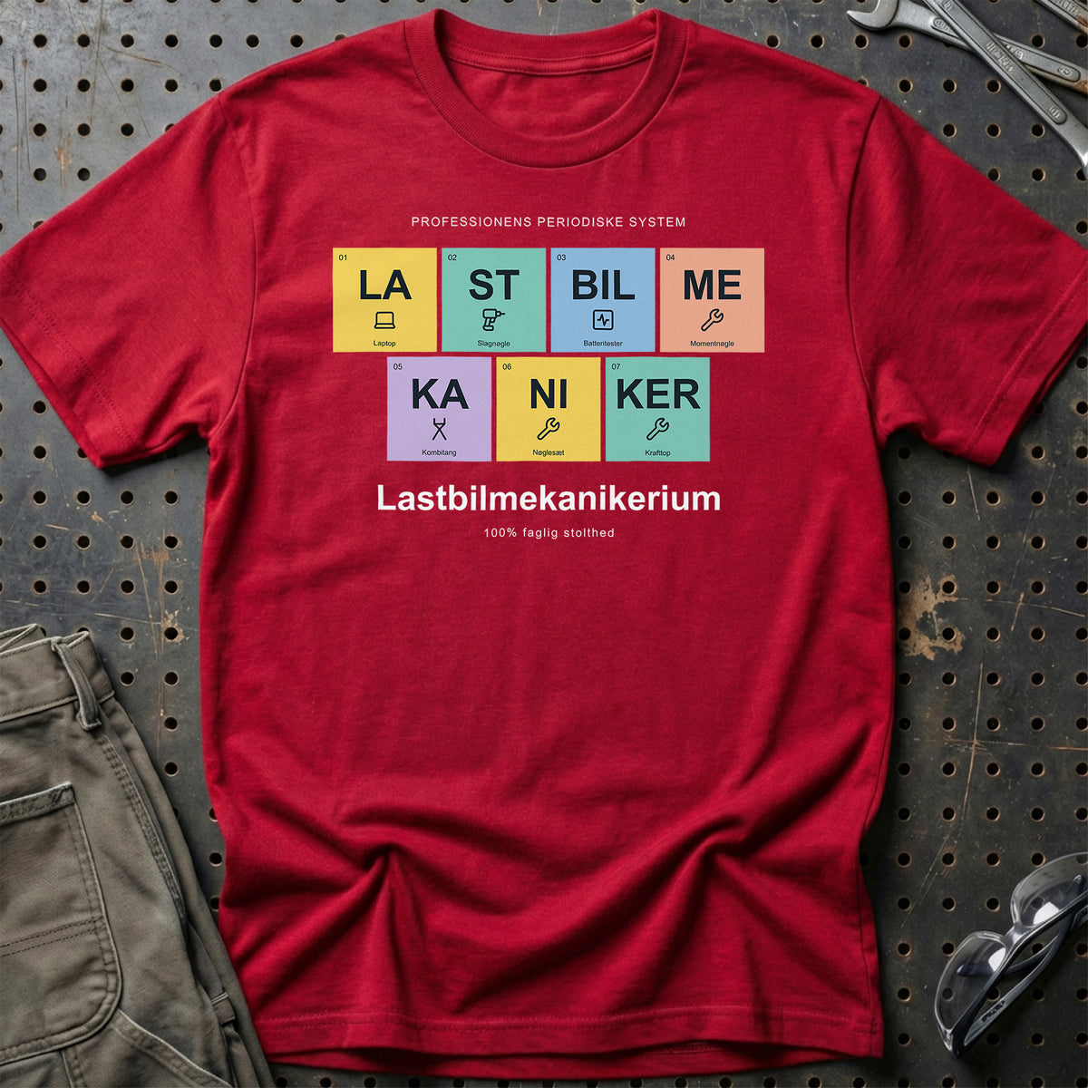 
Lastbilmekaniker – Lastbilmekanikerium – Unisex T-Shirt med tryk foran, farve: Rød