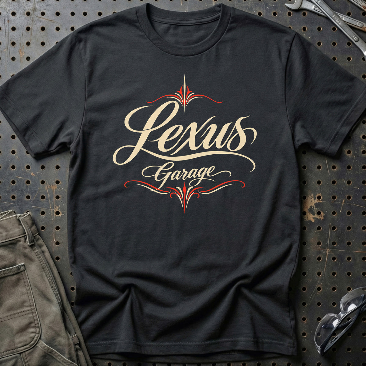 
Lexus Garage – Pinstripe – Unisex T-Shirt med tryk foran, farve: Sort