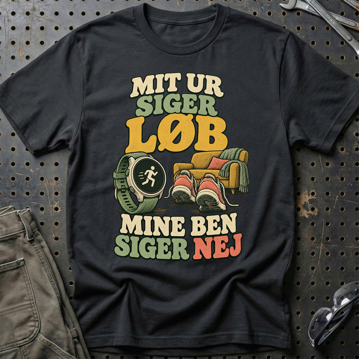 
Løber – Mit ur siger løb mine ben siger nej – Unisex T-Shirt med tryk foran, farve: Sort