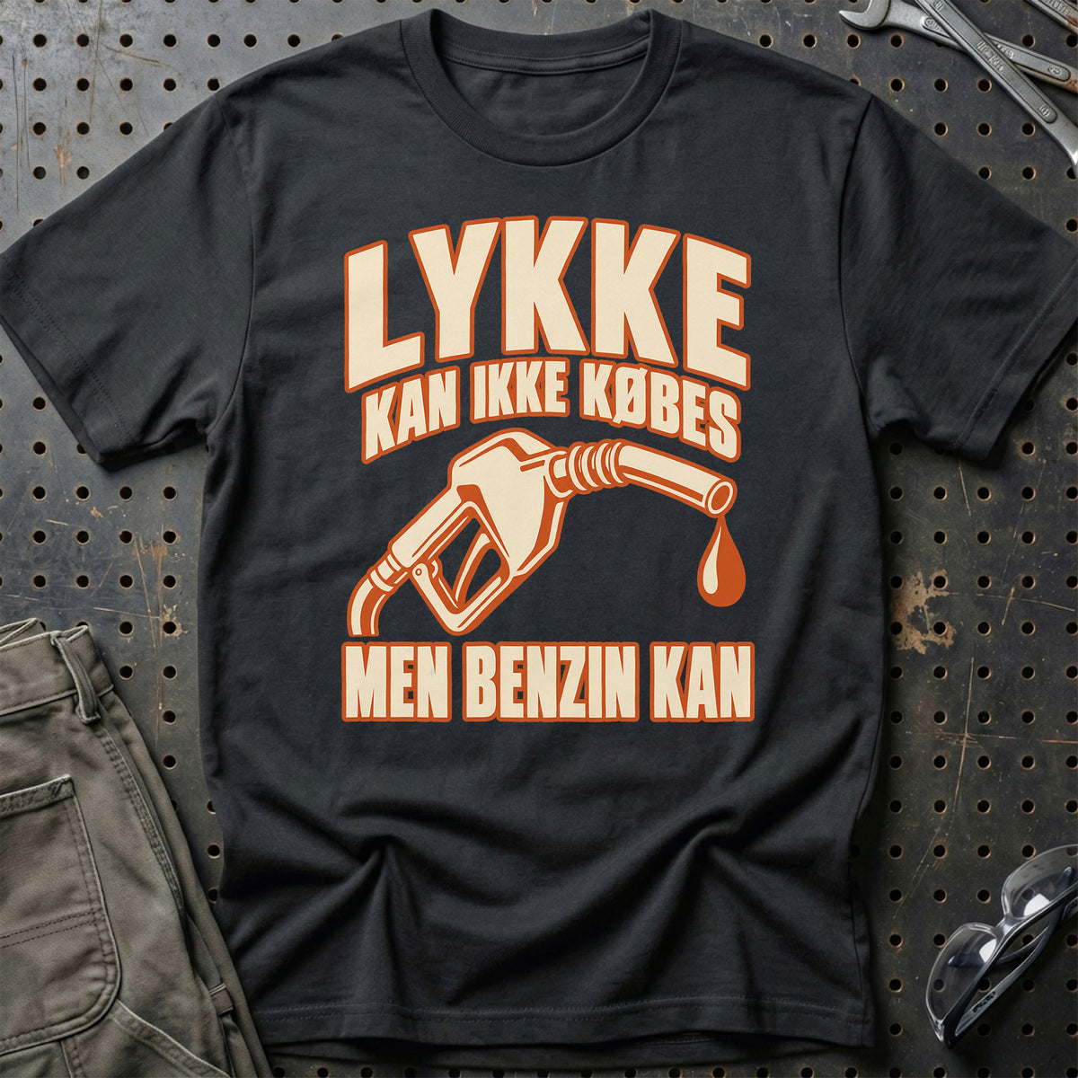 Lykke kan ikke købes men benzin kan T-Shirt – Sort