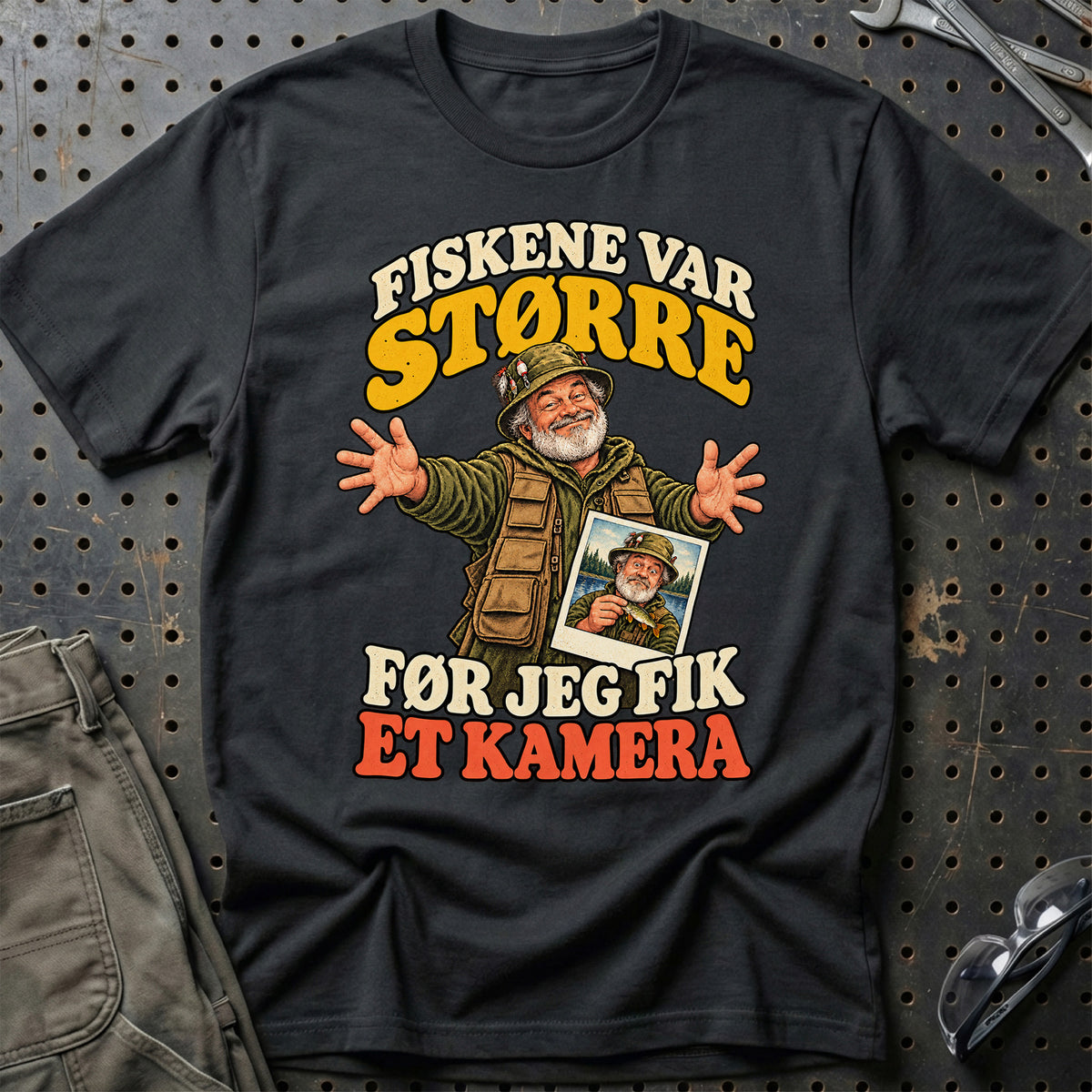 
Lystfisker – Fiskene var større før jeg fik et kamera – Unisex T-Shirt med tryk foran, farve: Sort