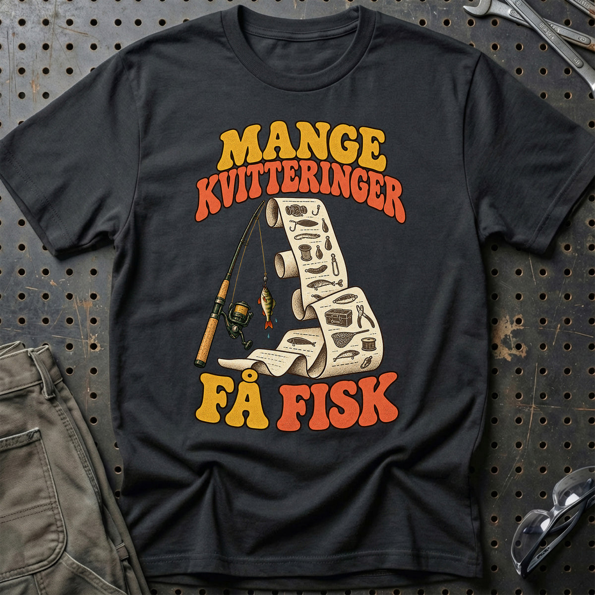 
Lystfisker – Mange kvitteringer få fisk – Unisex T-Shirt med tryk foran, farve: Sort