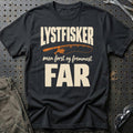 
Lystfisker – Men først og fremmest far – Unisex T-Shirt – Sort