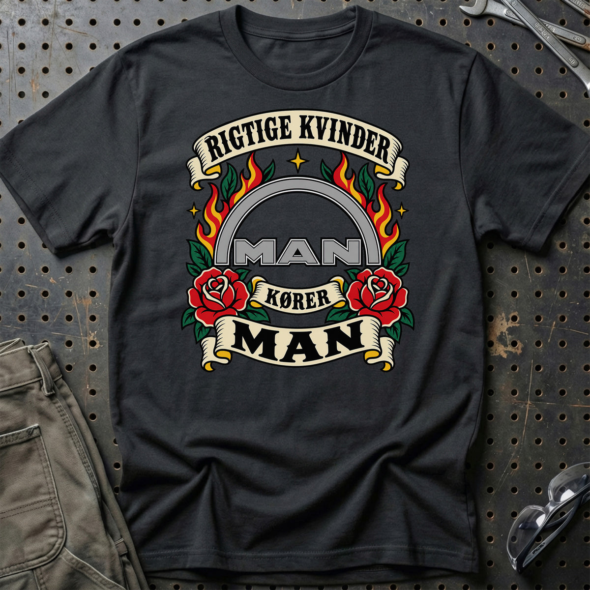 MAN Rigtige Kvinder Kører – Roser og Flammer T-Shirt – Sort
