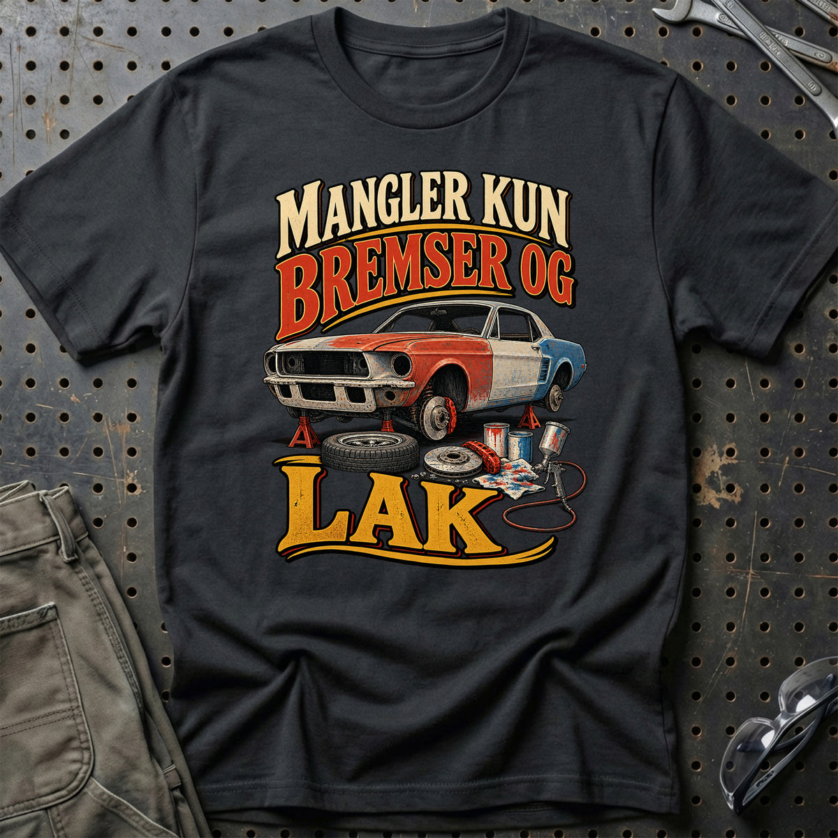 
Mangler kun bremser og lak – Illustration – Unisex T-Shirt – Sort
