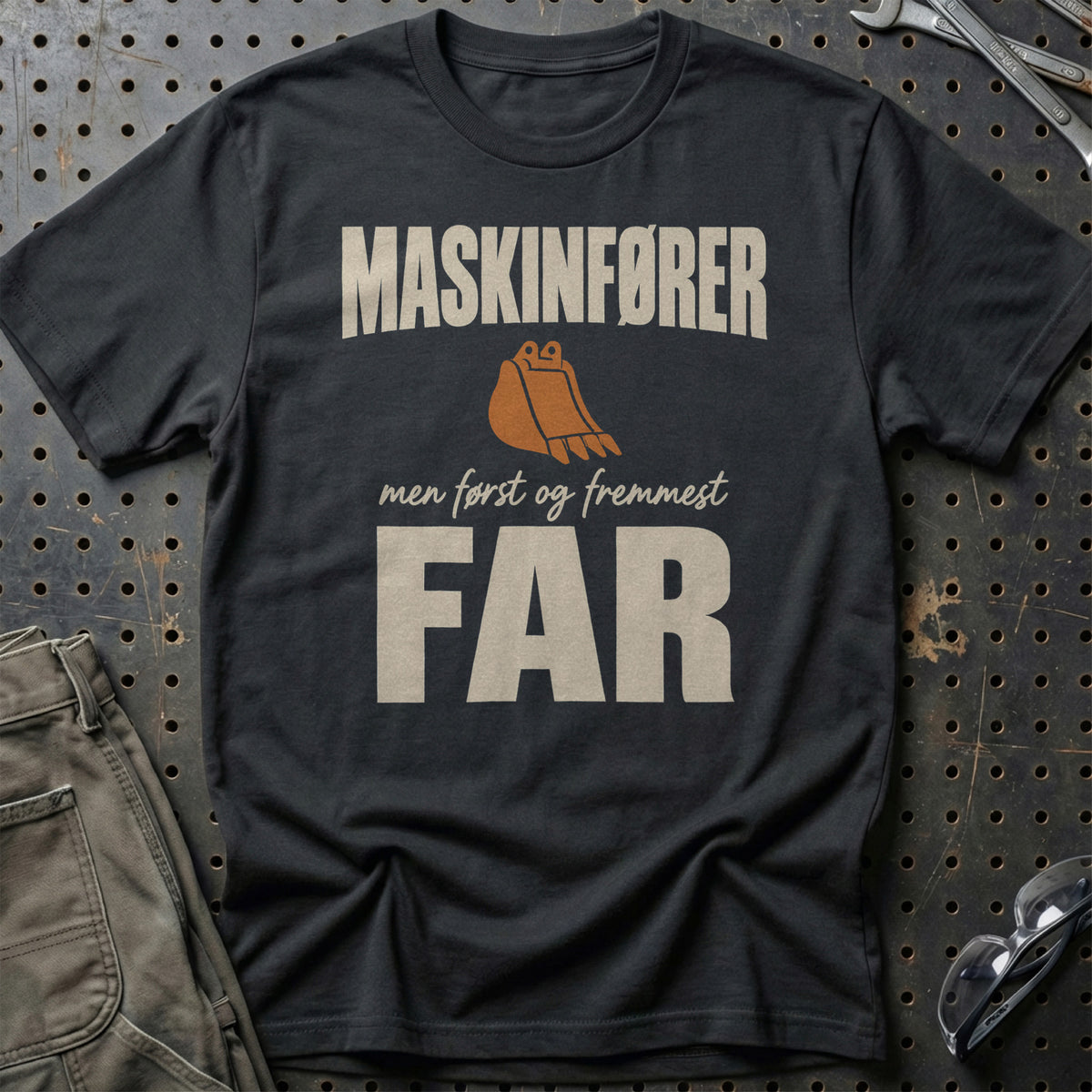 Maskinfører – Men Først Og Fremmest Far T-Shirt – Sort
