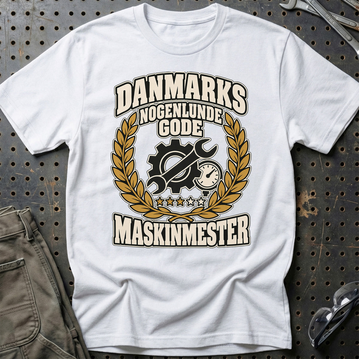 
Maskinmester – Danmarks Nogenlunde Gode T-Shirt – Hvid