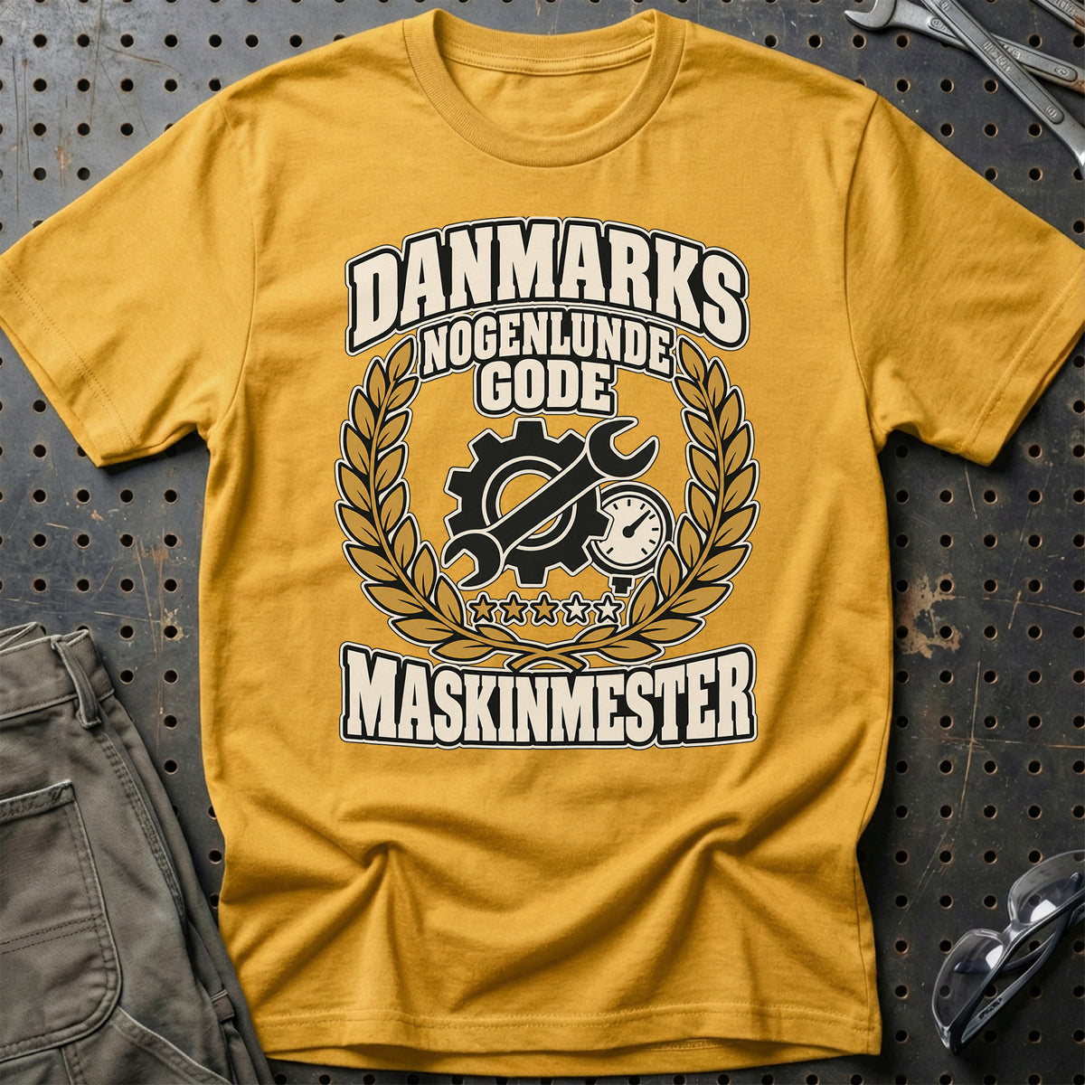 
Maskinmester – Danmarks Nogenlunde Gode T-Shirt – Guld