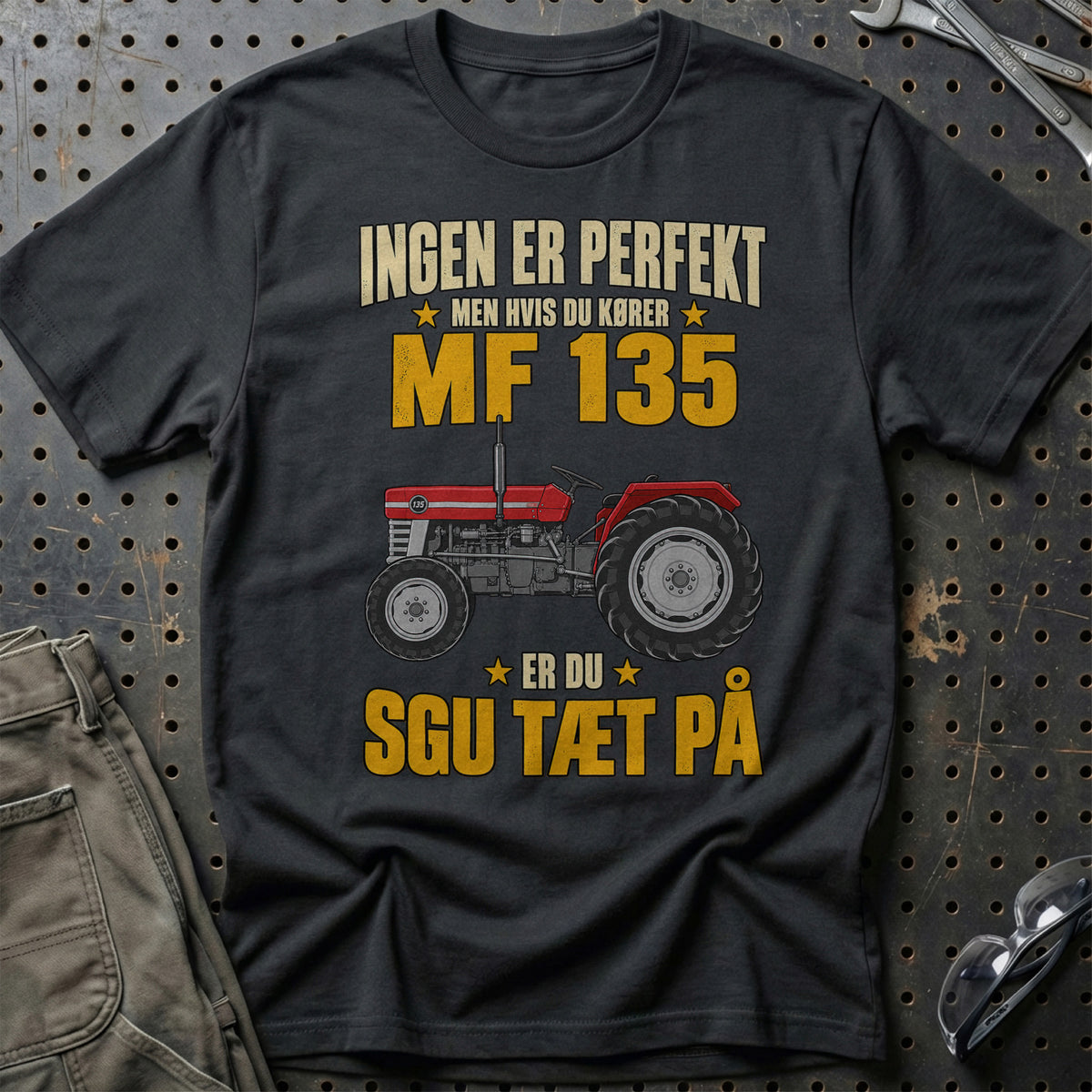 Massey Ferguson 135 – Ingen Er Perfekt – Traktor I Profil T-Shirt – Sort