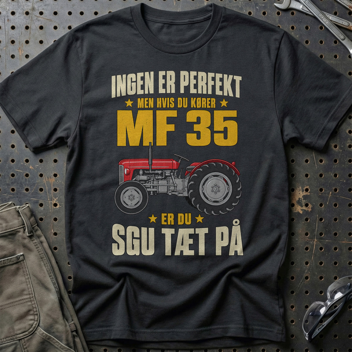 Massey Ferguson 35 – Ingen Er Perfekt – Traktor I Profil T-Shirt – Sort