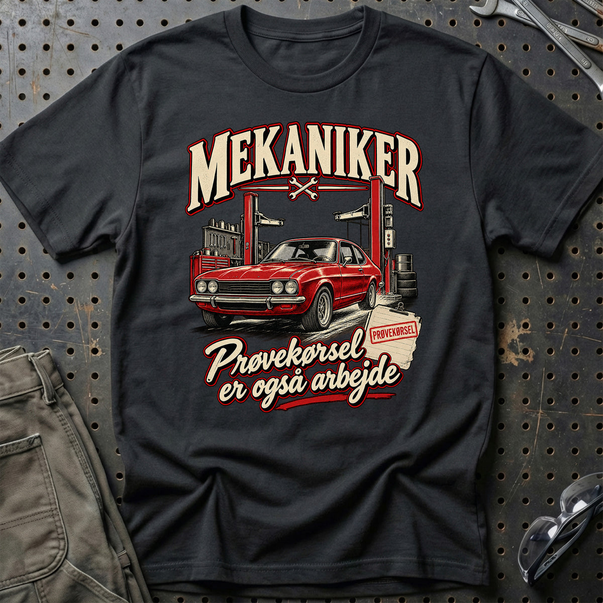 
Mekaniker – Prøvekørsel er også arbejde – Illustration – Unisex T-Shirt med tryk foran, farve: Sort