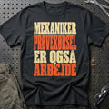 
Mekaniker – Prøvekørsel er også arbejde – Tekst – Unisex T-Shirt med tryk foran, farve: Sort