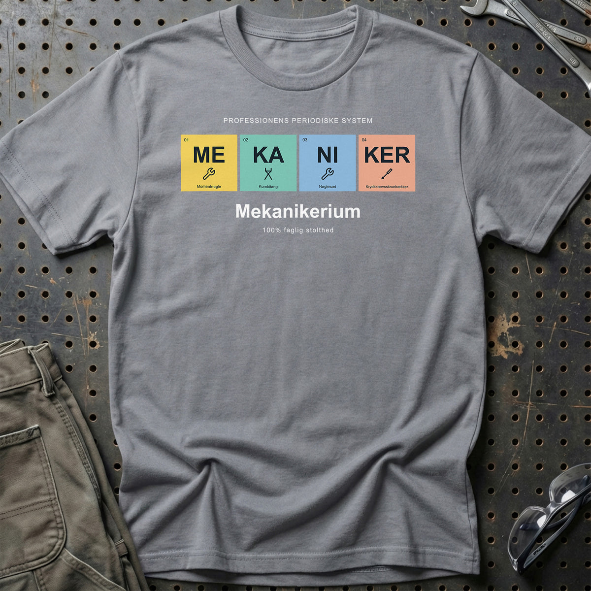 
Mekaniker – Mekanikerium – Unisex T-Shirt med tryk foran, farve: Grå Sport