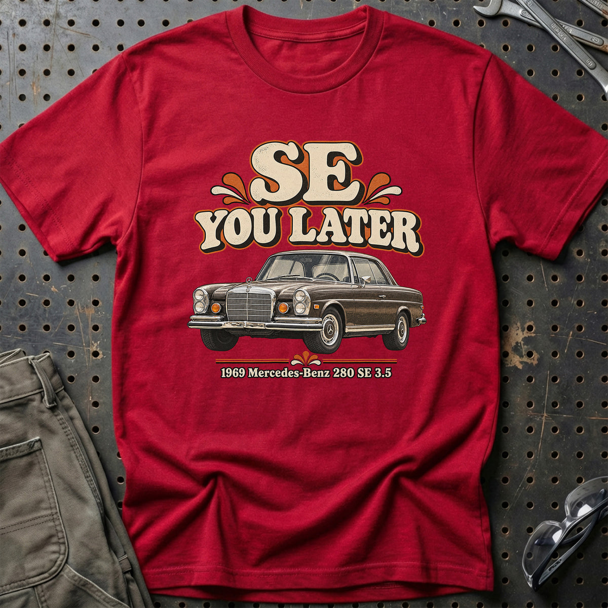
Mercedes-Benz 280 SE 3.5 1969 – SE You Later T-Shirt – Rød