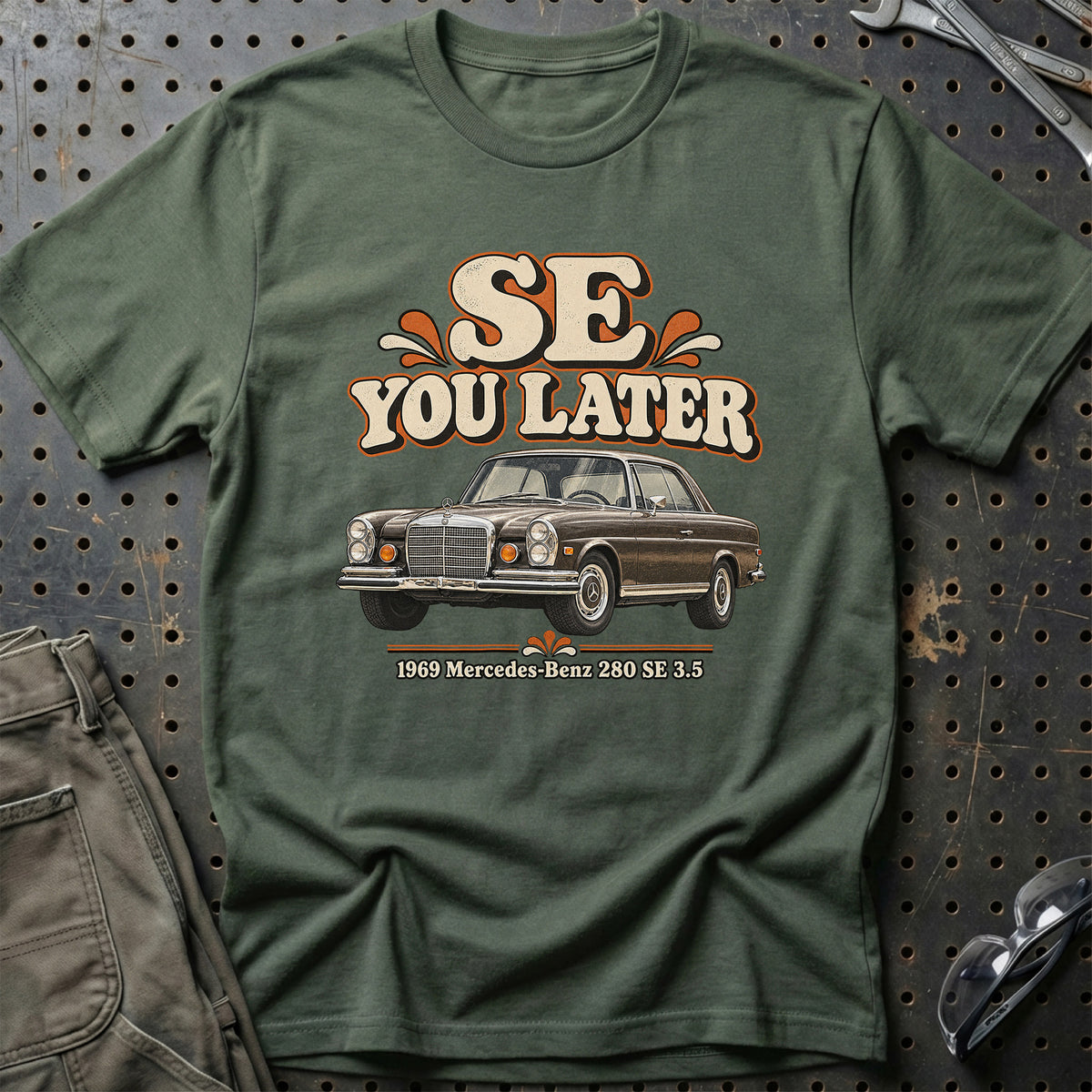 
Mercedes-Benz 280 SE 3.5 1969 – SE You Later T-Shirt – Grøn Militær