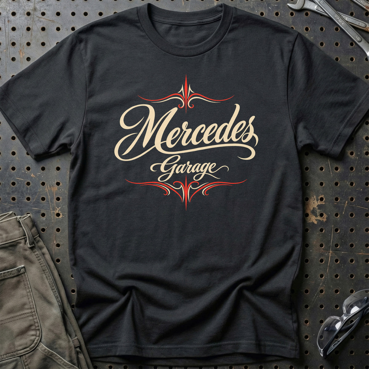 
Mercedes Garage – Pinstripe – Unisex T-Shirt med tryk foran, farve: Sort