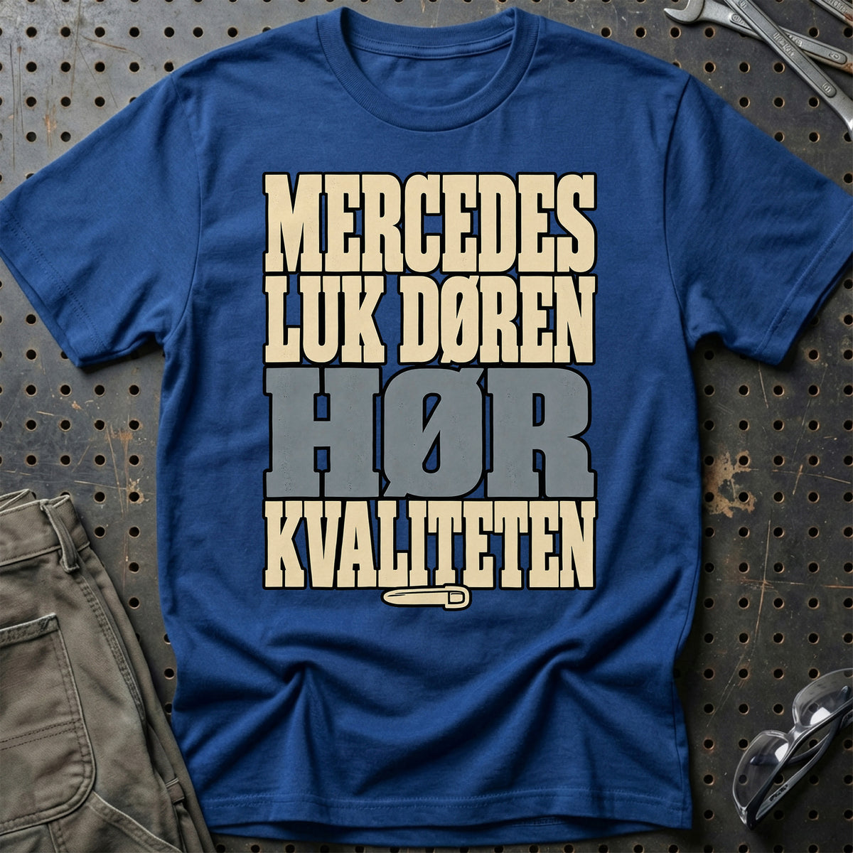 
Mercedes – Luk døren Hør kvaliteten – Tekst – Unisex T-Shirt med tryk foran, farve: Blå Royal