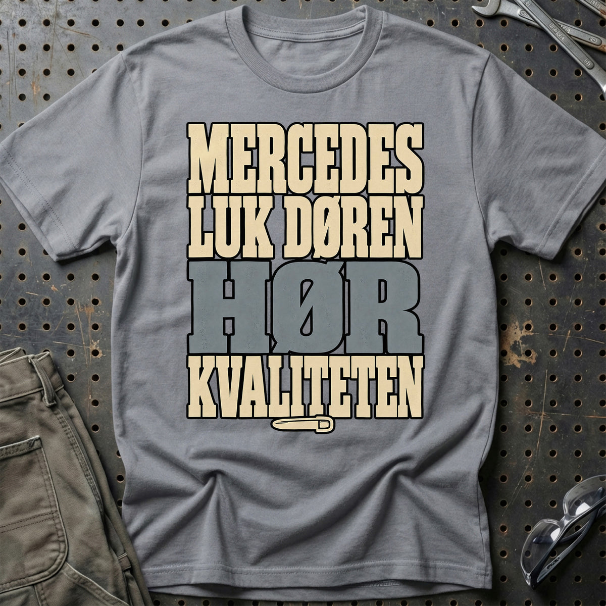
Mercedes – Luk døren Hør kvaliteten – Tekst – Unisex T-Shirt med tryk foran, farve: Grå Sport