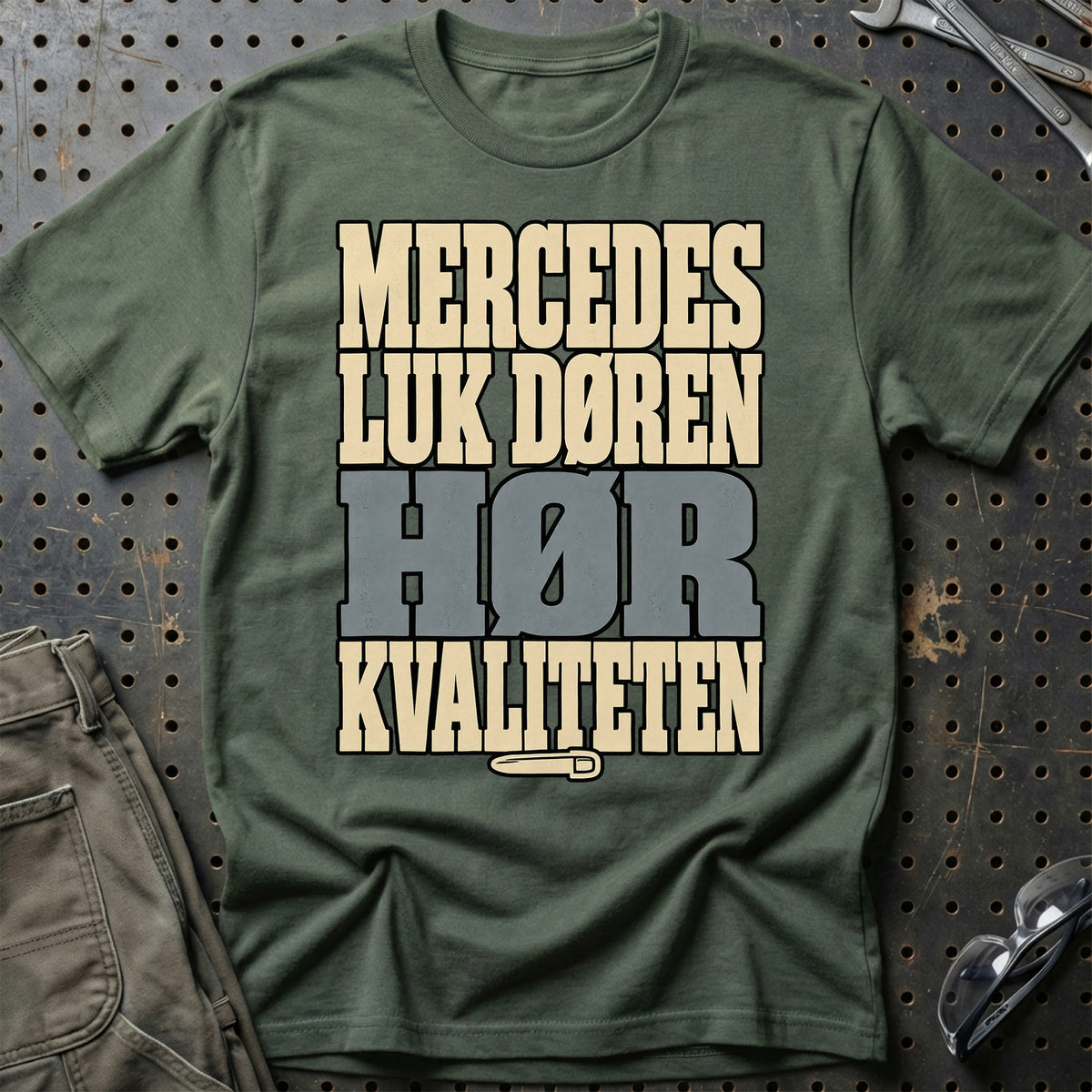 
Mercedes – Luk døren Hør kvaliteten – Tekst – Unisex T-Shirt med tryk foran, farve: Grøn Militær