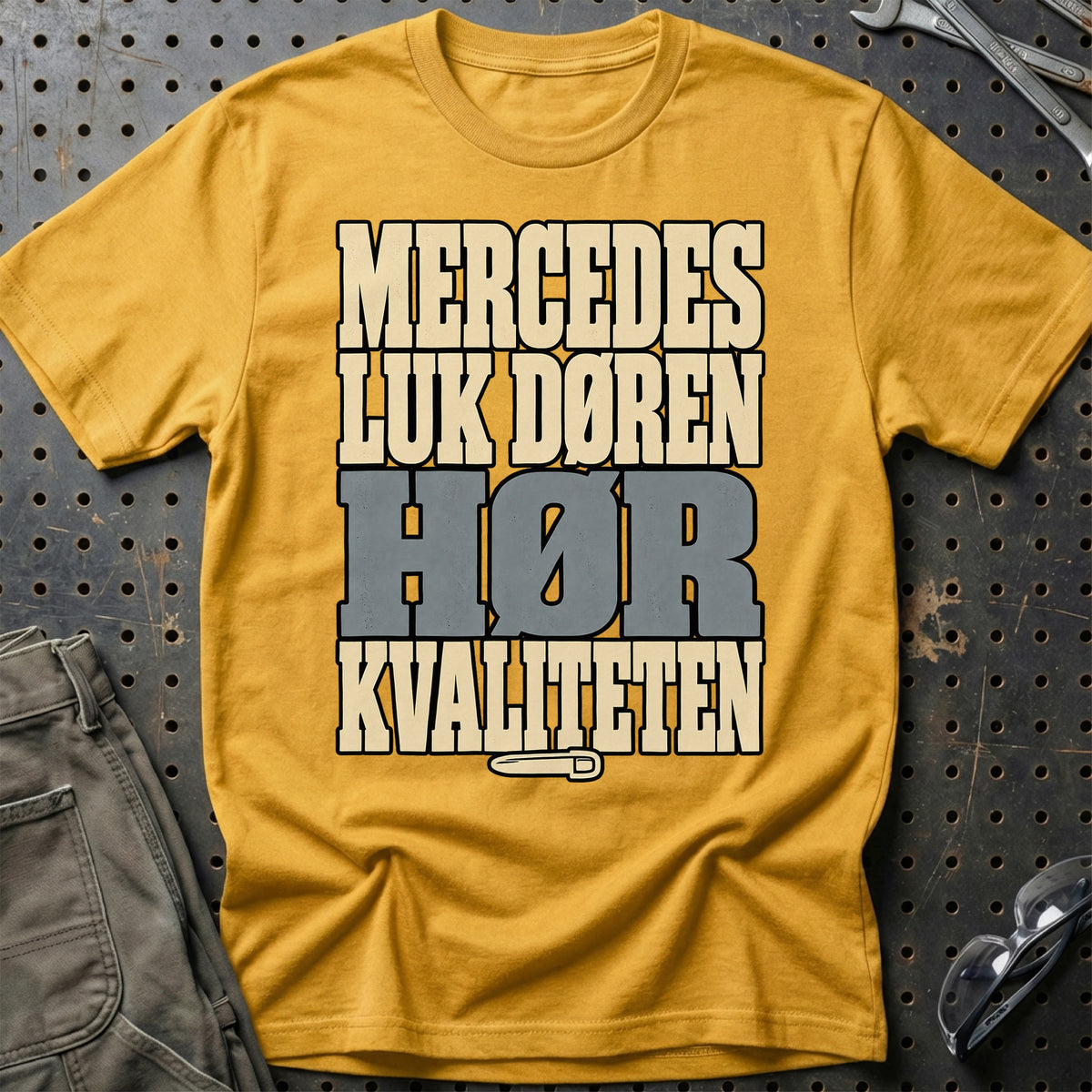 
Mercedes – Luk døren Hør kvaliteten – Tekst – Unisex T-Shirt med tryk foran, farve: Guld