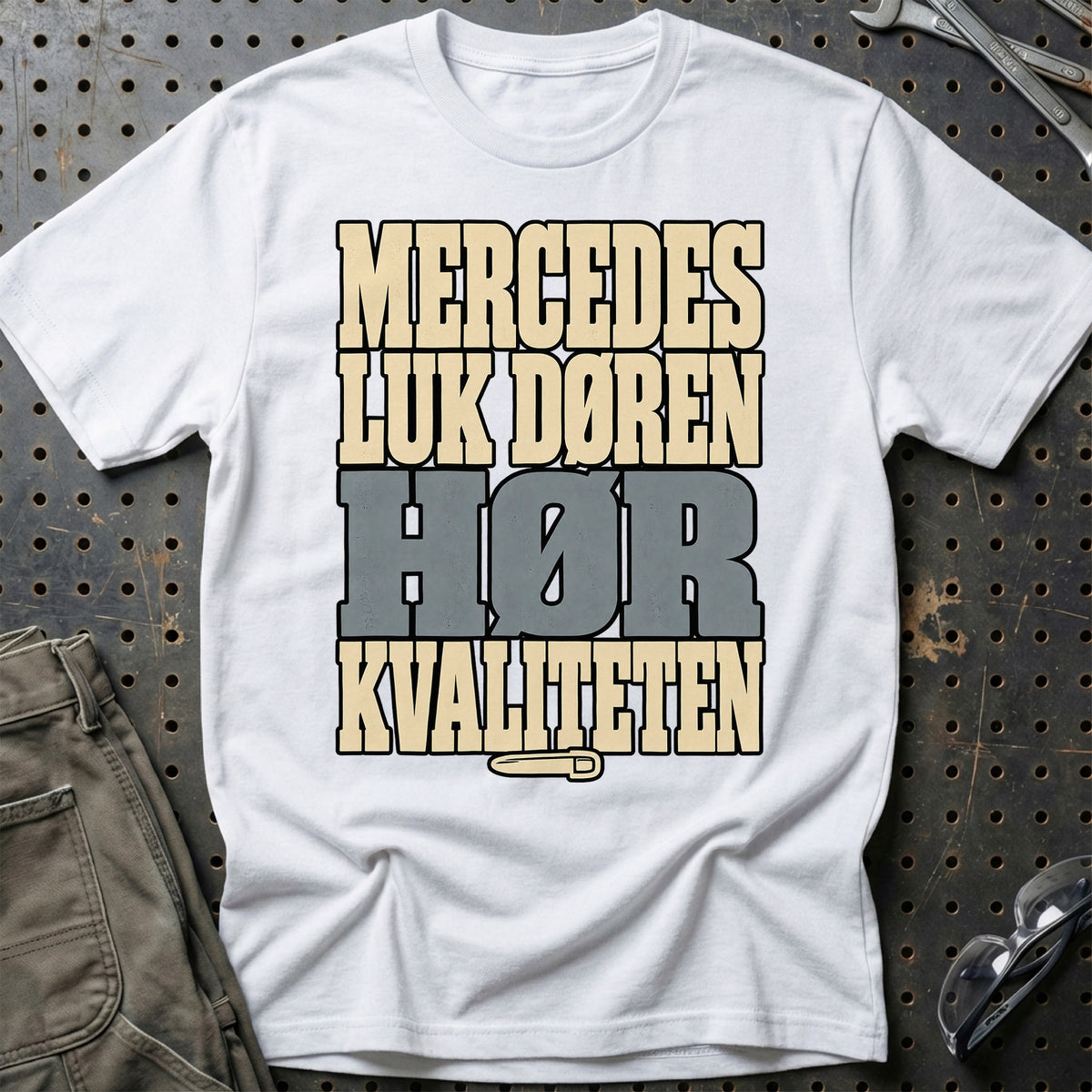
Mercedes – Luk døren Hør kvaliteten – Tekst – Unisex T-Shirt med tryk foran, farve: Hvid