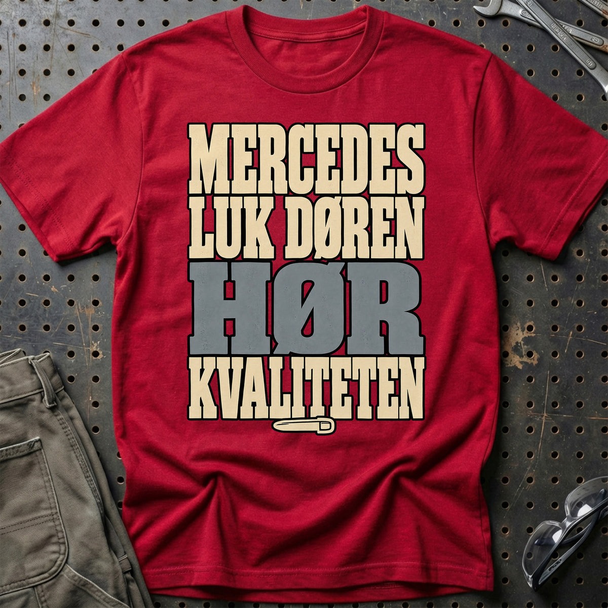 
Mercedes – Luk døren Hør kvaliteten – Tekst – Unisex T-Shirt med tryk foran, farve: Rød