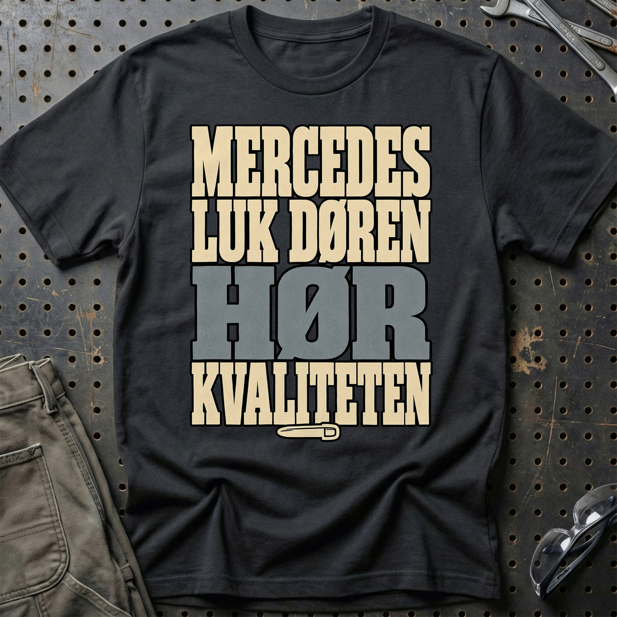 
Mercedes – Luk døren Hør kvaliteten – Tekst – Unisex T-Shirt med tryk foran, farve: Sort