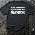 Mercedes – Man Behøver Ikke Blære Sig Når Man Kører Mercedes T-Shirt – Sort