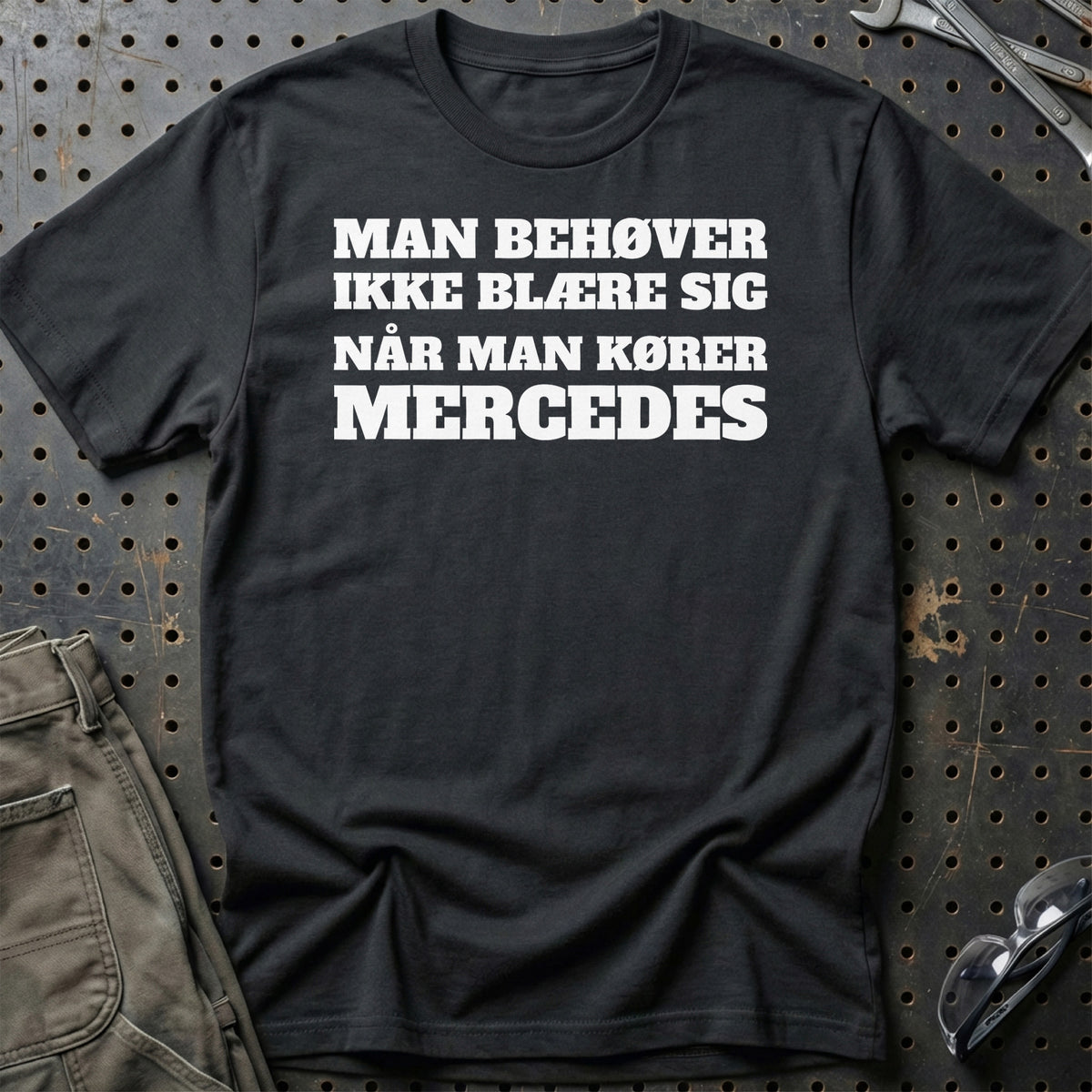Mercedes – Man Behøver Ikke Blære Sig Når Man Kører Mercedes T-Shirt – Sort