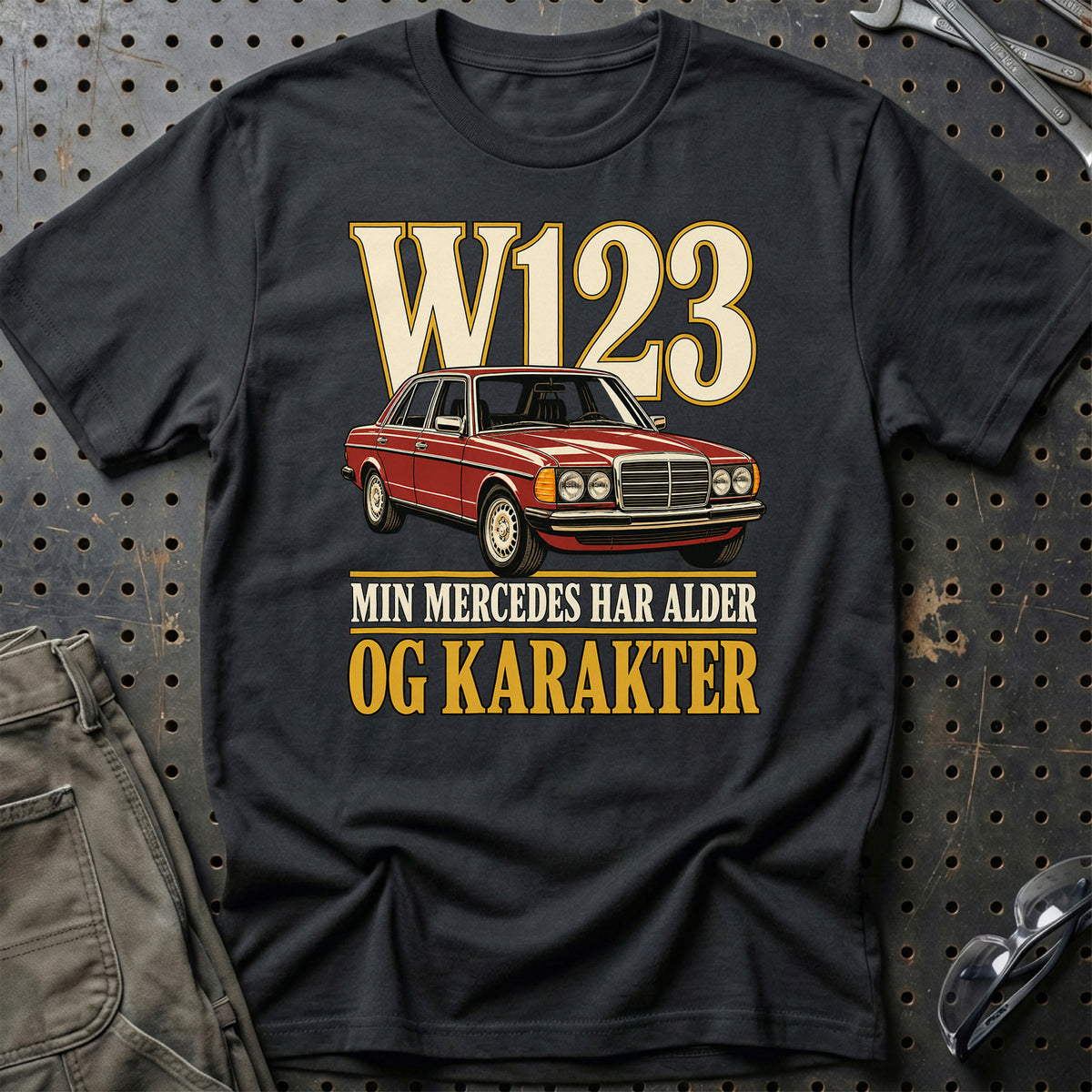 
Mercedes W123 – Min Mercedes har alder og karakter – Unisex T-Shirt – Sort