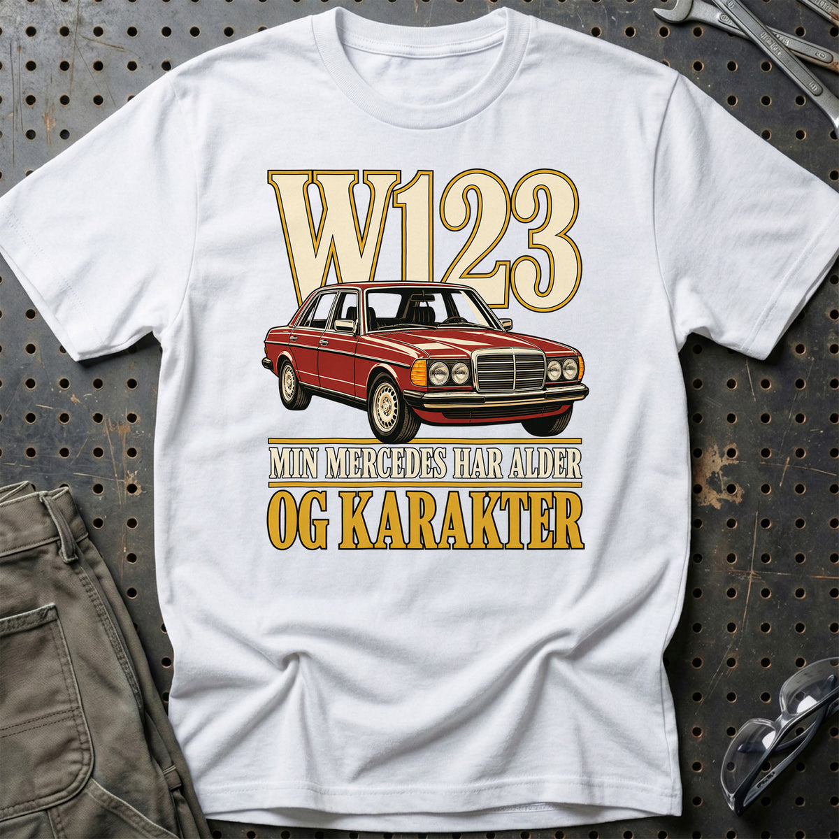 
Mercedes W123 – Min Mercedes har alder og karakter – Unisex T-Shirt – Hvid