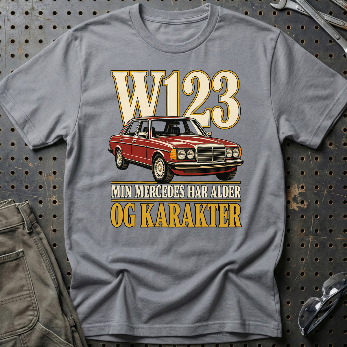 
Mercedes W123 – Min Mercedes har alder og karakter – Unisex T-Shirt – Grå Sport