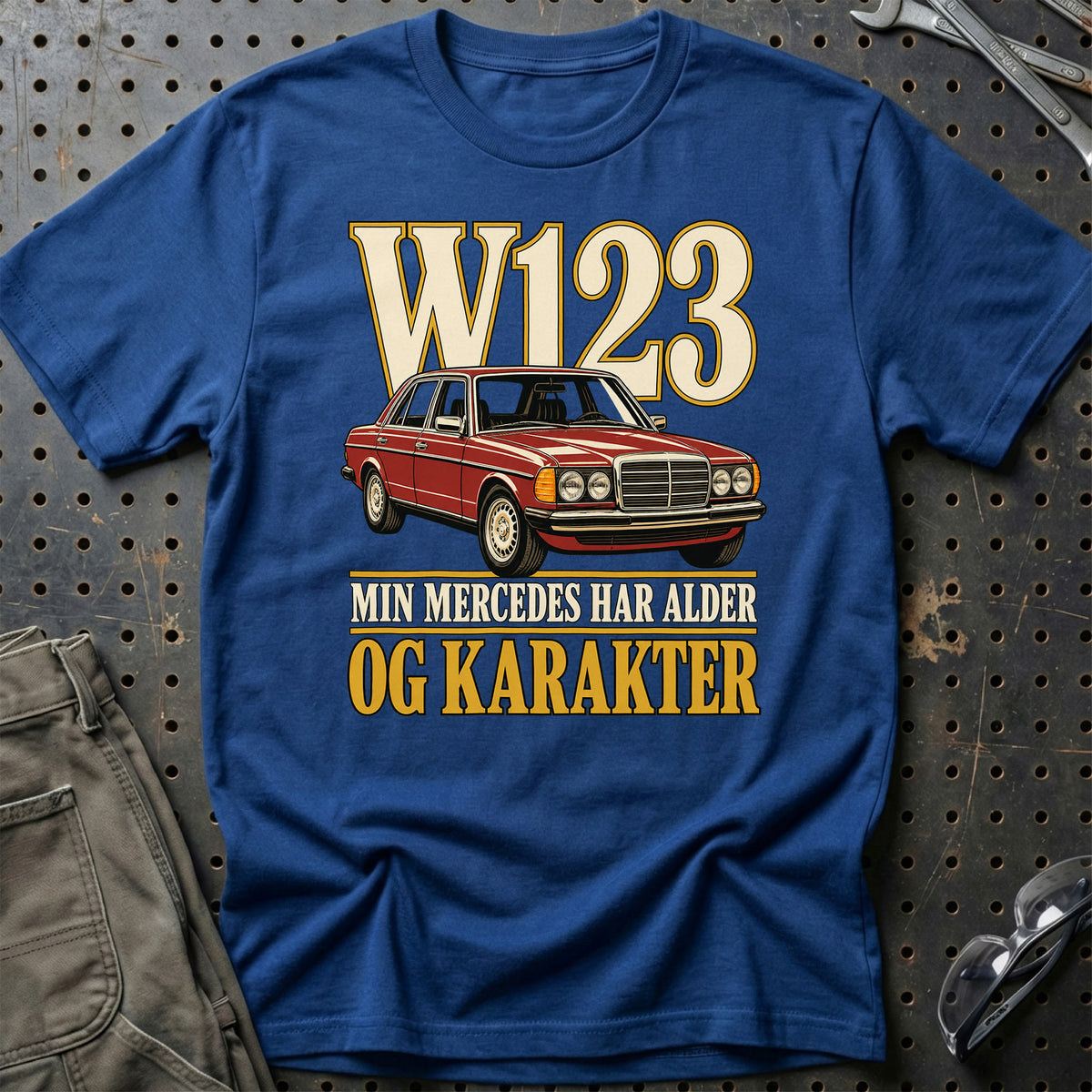 
Mercedes W123 – Min Mercedes har alder og karakter – Unisex T-Shirt – Blå Royal