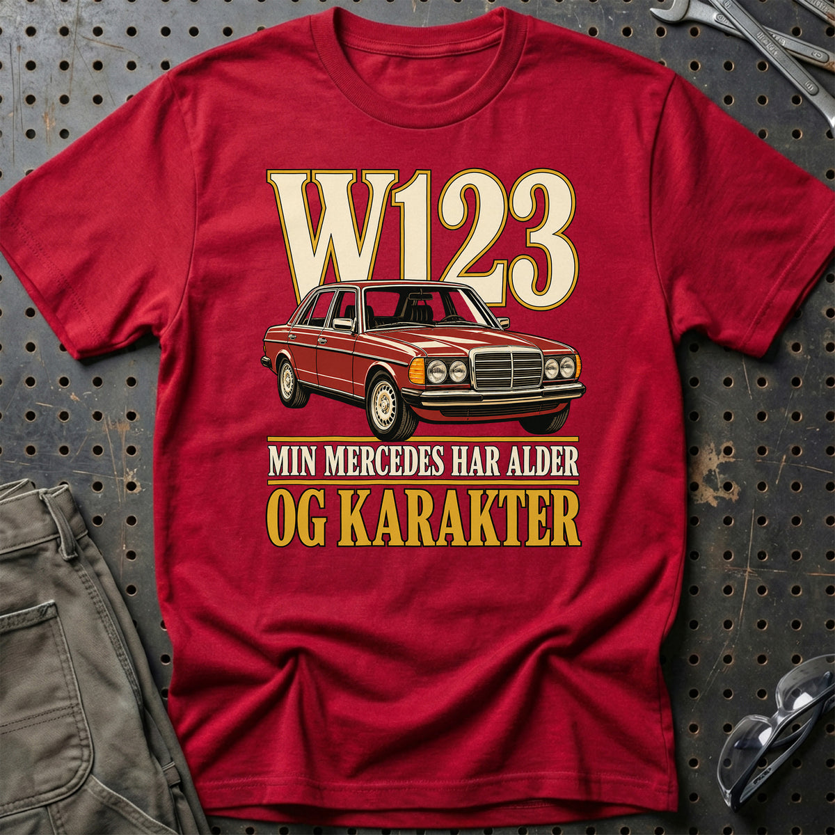
Mercedes W123 – Min Mercedes har alder og karakter – Unisex T-Shirt – Rød