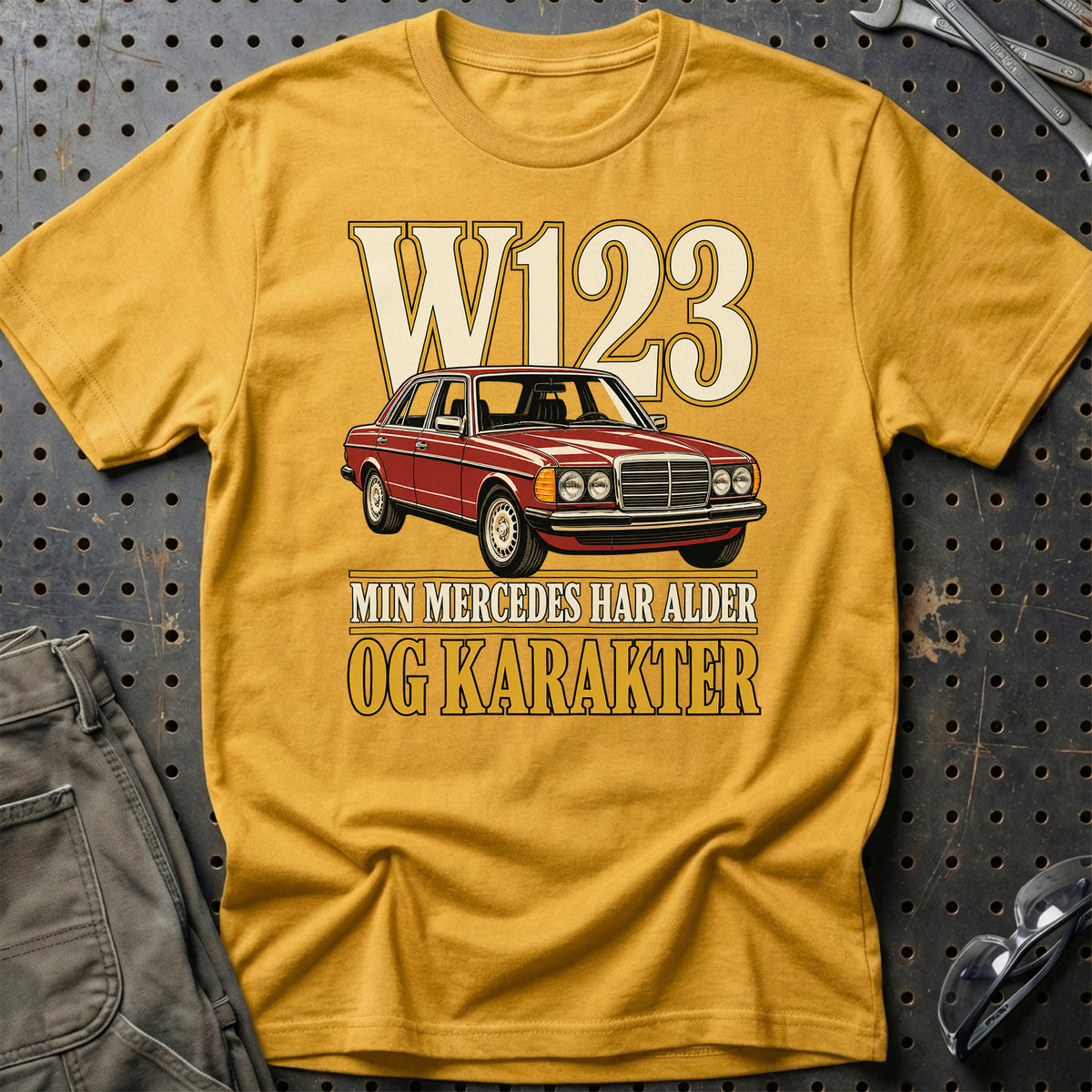 
Mercedes W123 – Min Mercedes har alder og karakter – Unisex T-Shirt – Guld