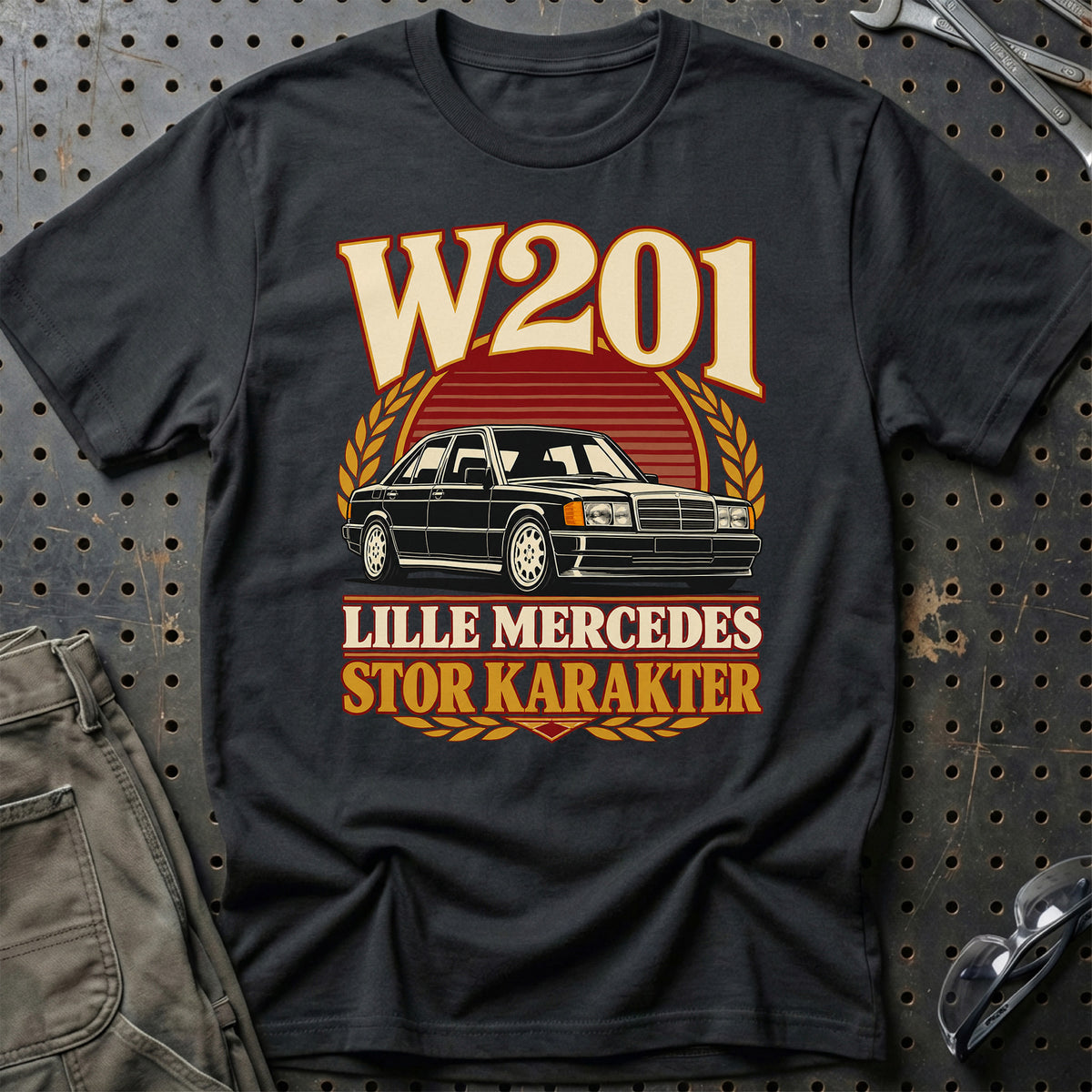 
Mercedes W201 – Lille Mercedes, stor karakter – Unisex T-Shirt – Sort