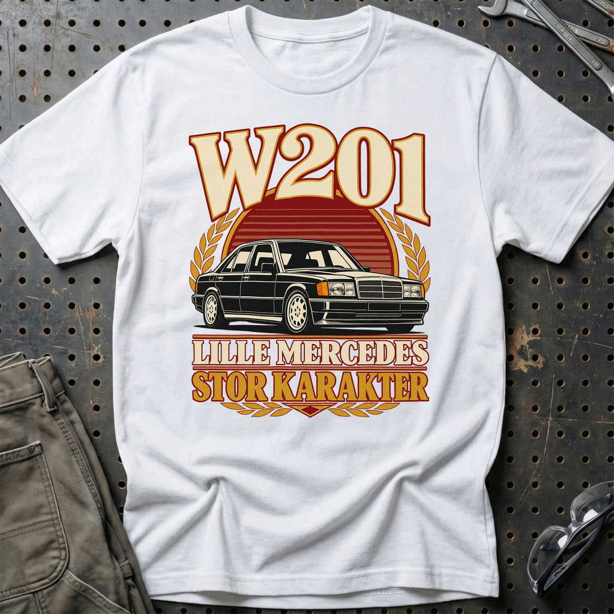 
Mercedes W201 – Lille Mercedes, stor karakter – Unisex T-Shirt – Hvid