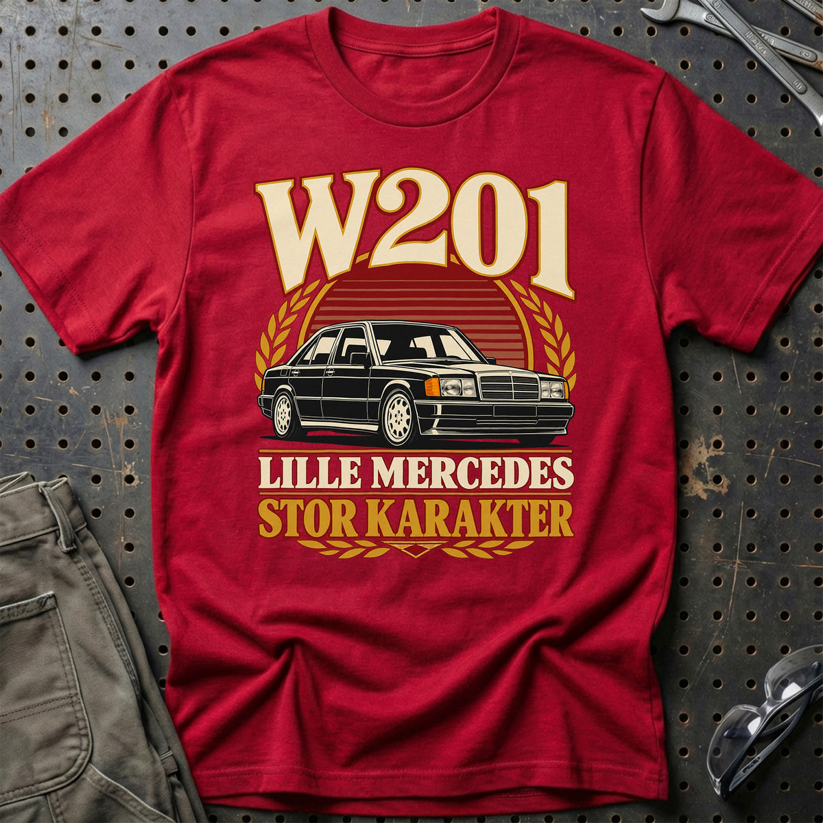 
Mercedes W201 – Lille Mercedes, stor karakter – Unisex T-Shirt – Rød