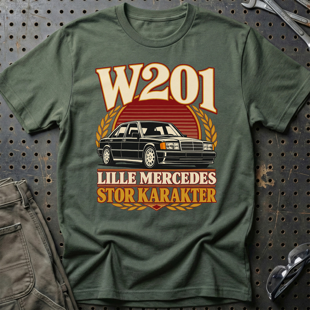 
Mercedes W201 – Lille Mercedes, stor karakter – Unisex T-Shirt – Grøn Militær