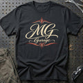 
MG Garage – Pinstripe – Unisex T-Shirt med tryk foran, farve: Sort