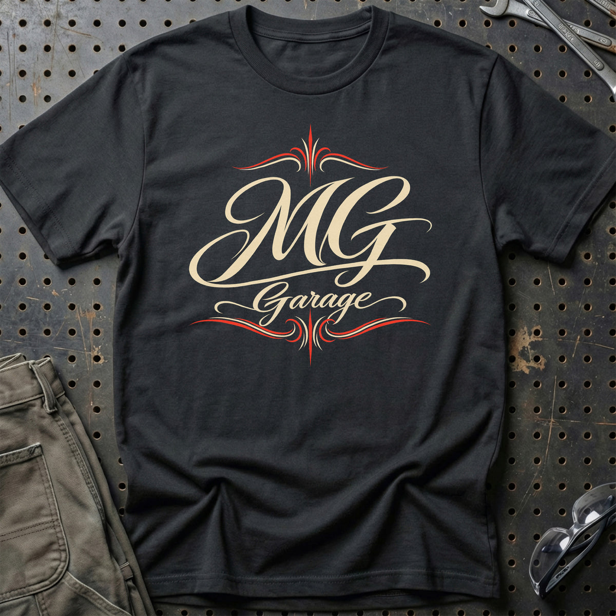 
MG Garage – Pinstripe – Unisex T-Shirt med tryk foran, farve: Sort