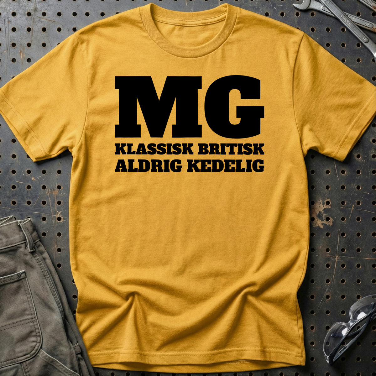 MG – Klassisk Britisk – Aldrig Kedelig T-Shirt – Guld