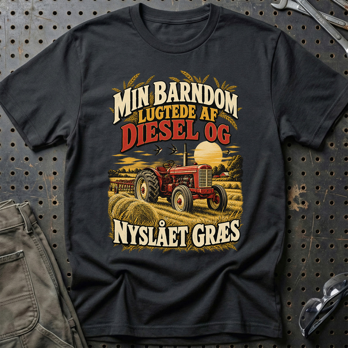 
Min barndom lugtede af diesel og nyslået græs – Illustration – Unisex T-Shirt – Sort