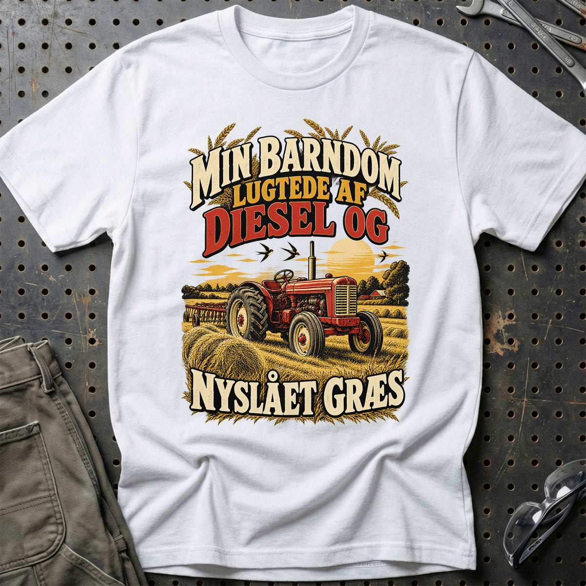 
Min barndom lugtede af diesel og nyslået græs – Illustration – Unisex T-Shirt – Hvid