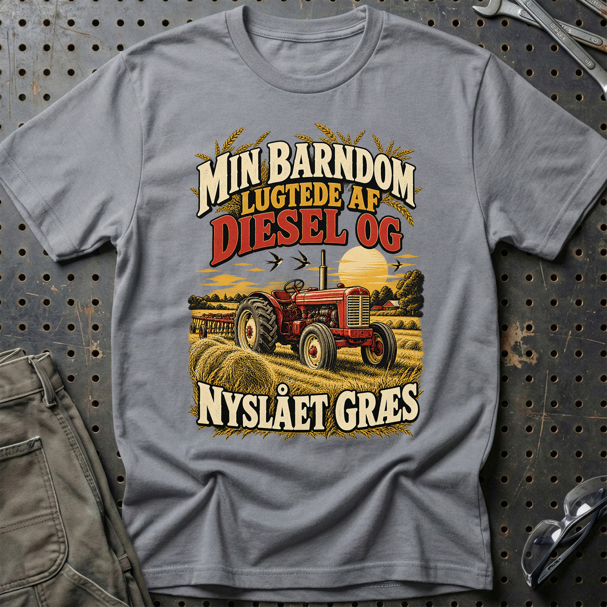 
Min barndom lugtede af diesel og nyslået græs – Illustration – Unisex T-Shirt – Grå Sport