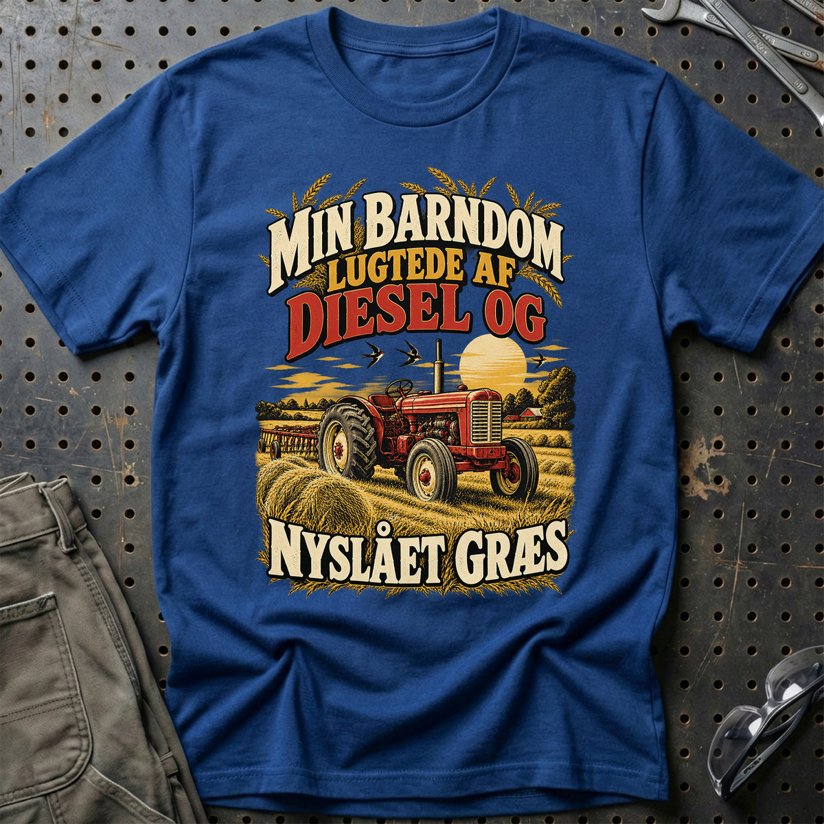 
Min barndom lugtede af diesel og nyslået græs – Illustration – Unisex T-Shirt – Blå Royal